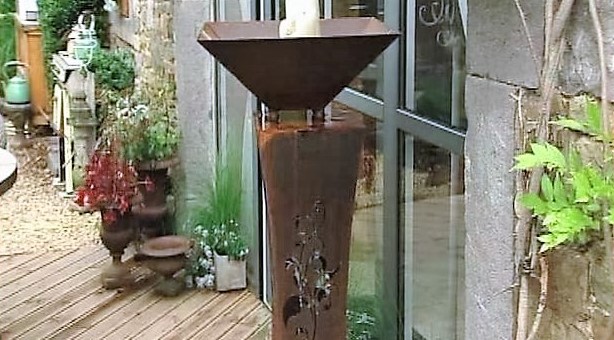 Un porte bougies rouillés sur la terrasse de Philippe Lhoas