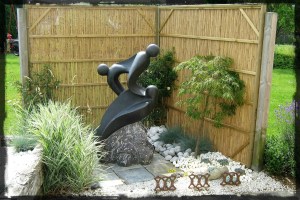 Une statue décorative entourée d'une séparation en bois