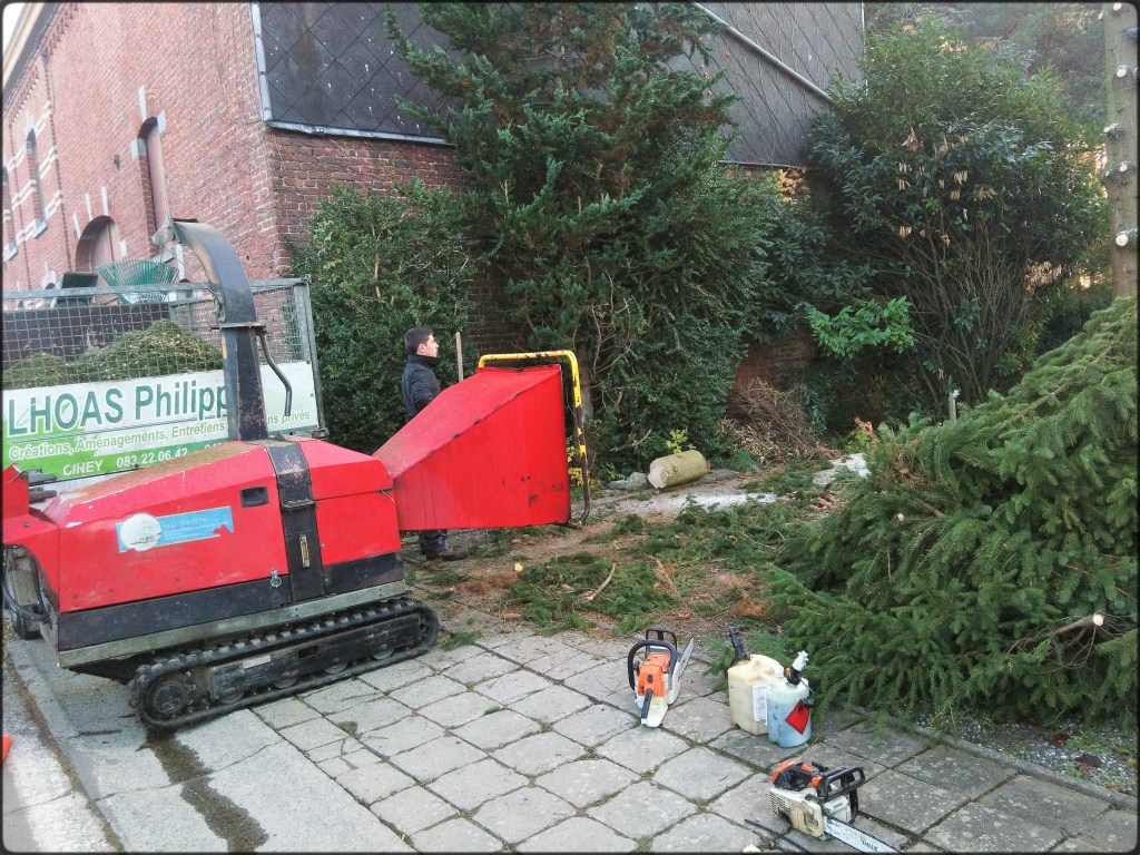 Broyeur de branches en action