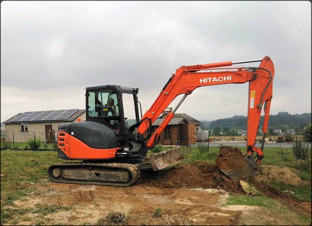 Pelleteuse en action pour le terrassement d'un terrain