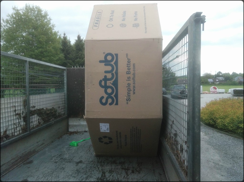 Jacuzzi neuf emballé dans une remorque