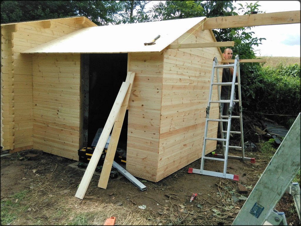 Construction d'un abri en bois