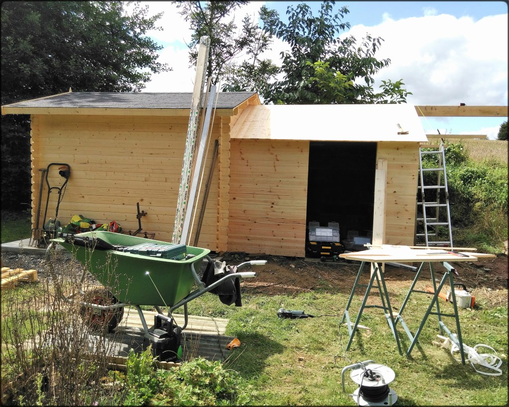 Construction d'un abri en bois