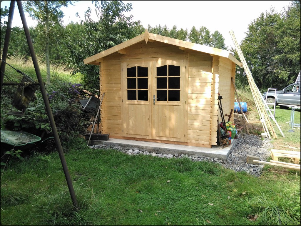 Construction d'un abri en bois