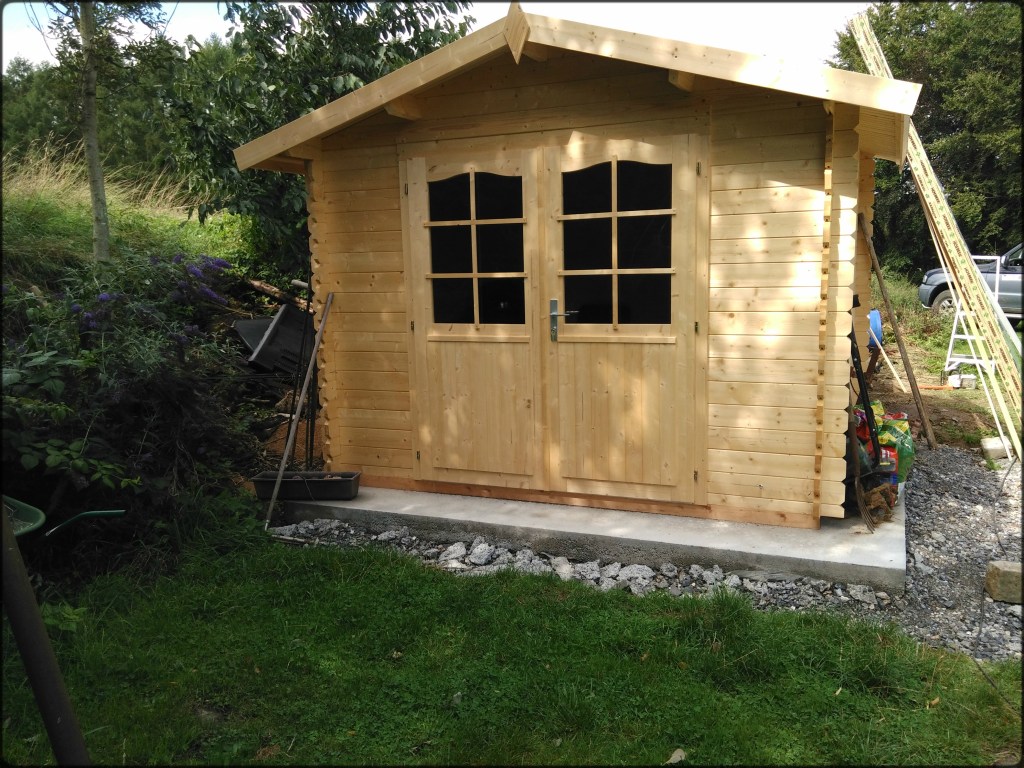 Construction d'un abri en bois