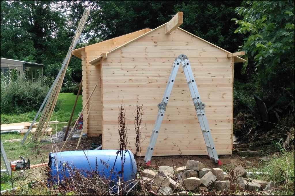 Construction d'un abri en bois