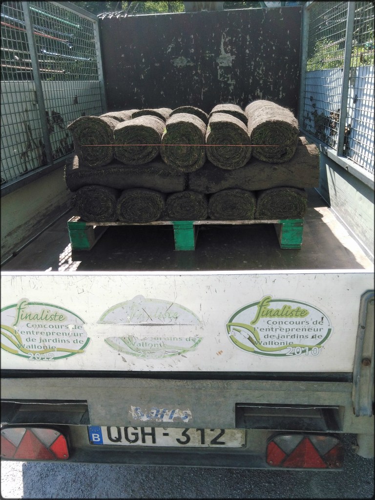 Une palette de rouleaux de pelouse à l'arrière d'une camionnette