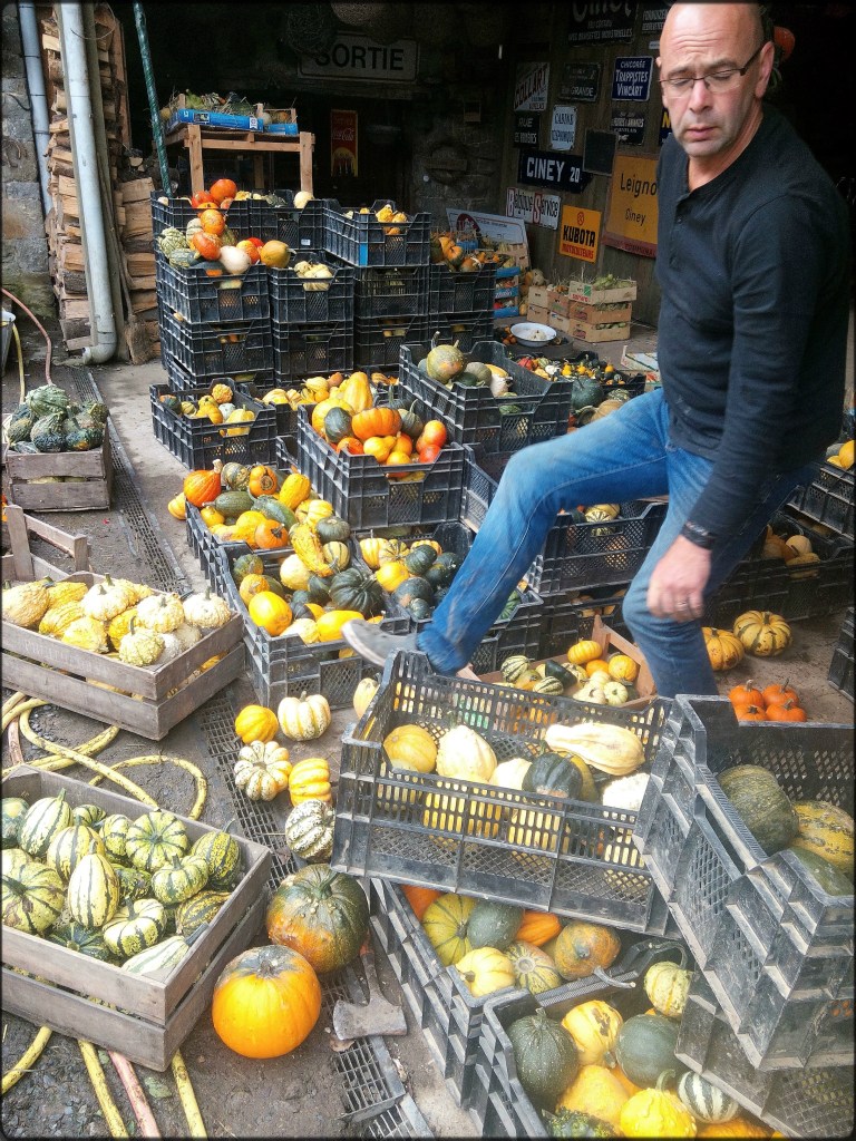 Philippe Lhoas au millieux de cageots de Cucurbitacées