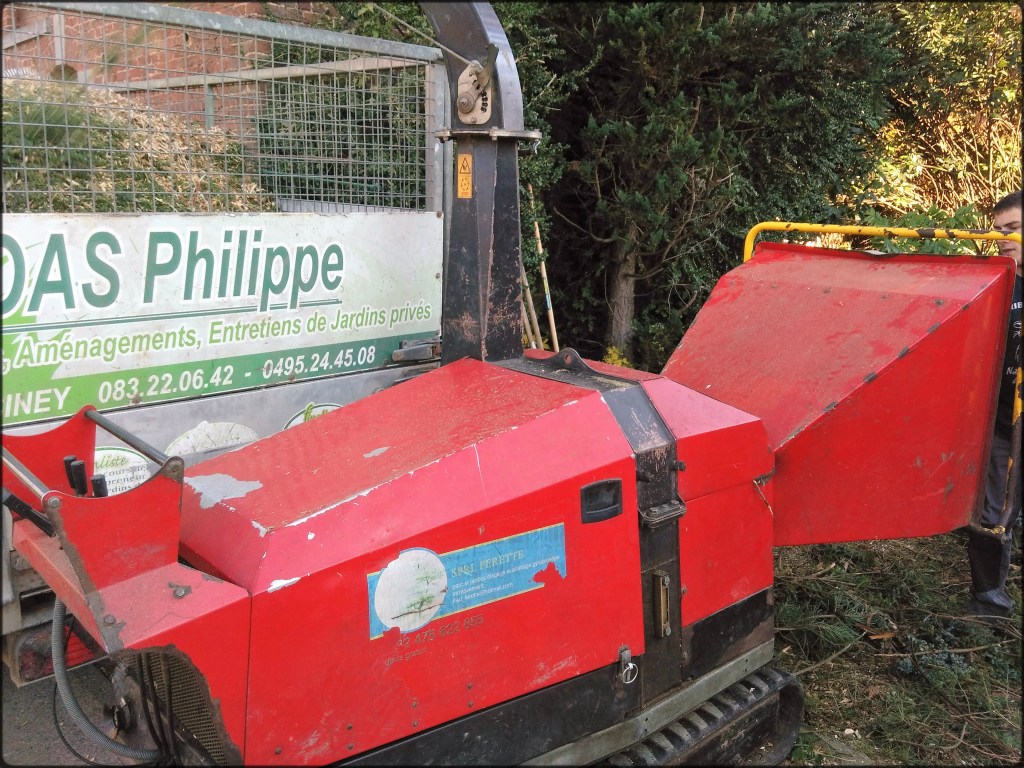 Broyeur de branches en action