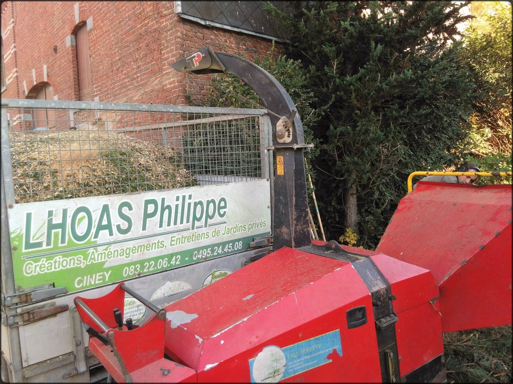 Broyeur de branches en action