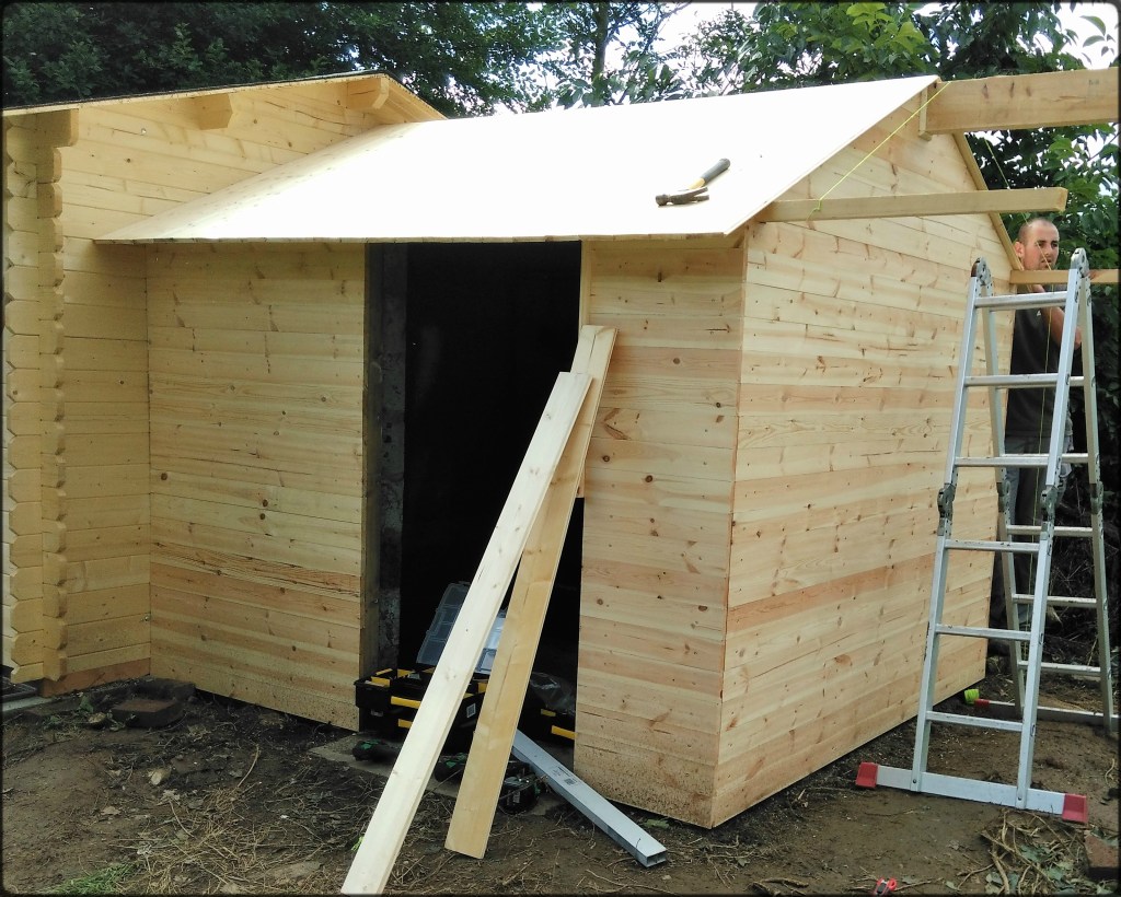 Construction d'un abri en bois