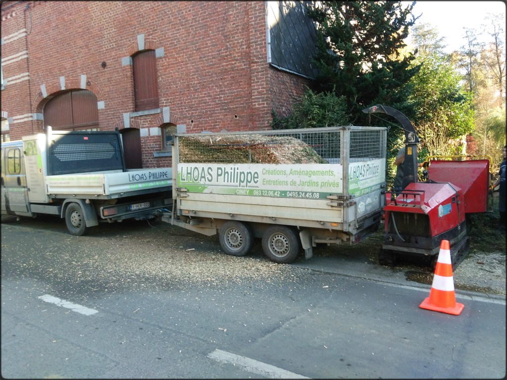 Broyeur de branches en action