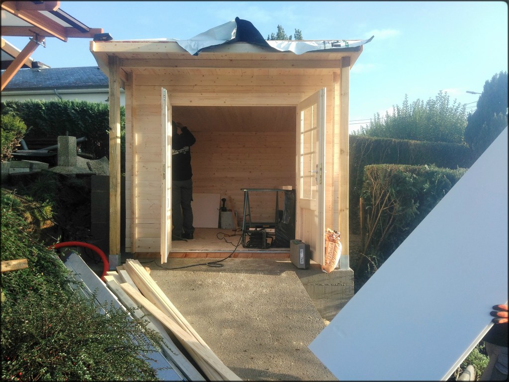 Construction d'un abri en bois