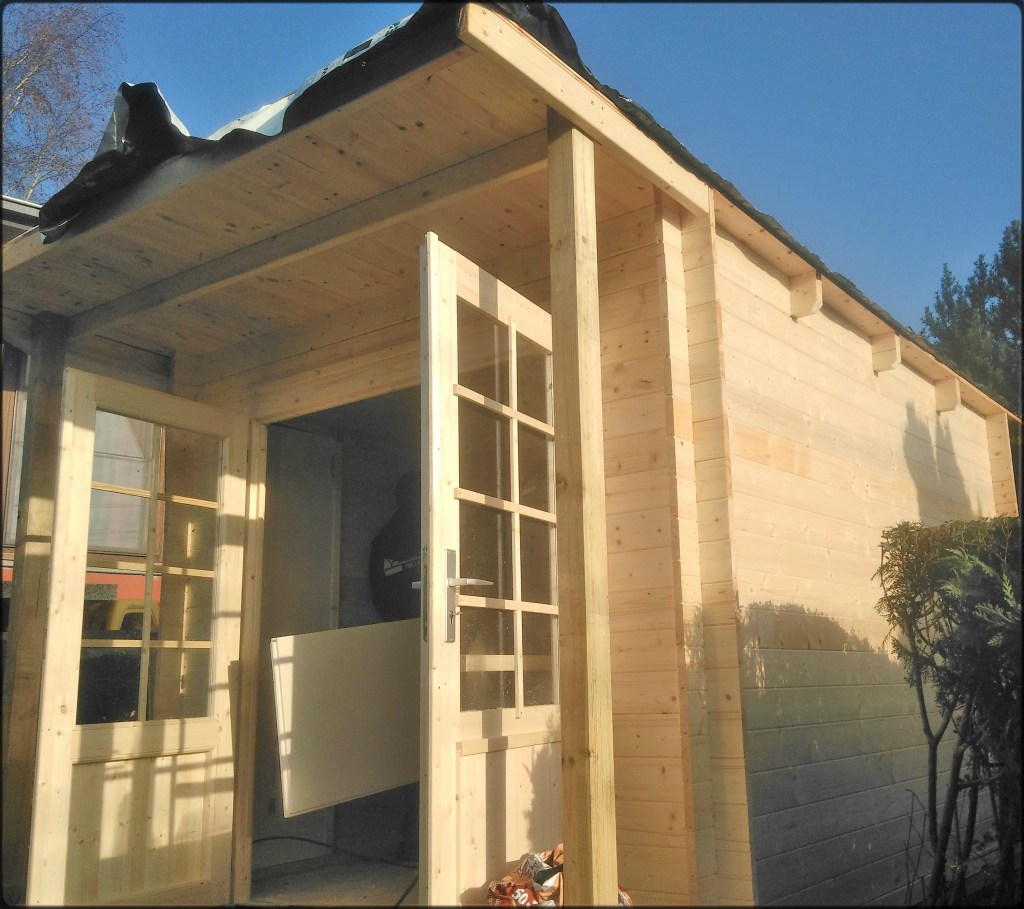 Construction d'un abri en bois