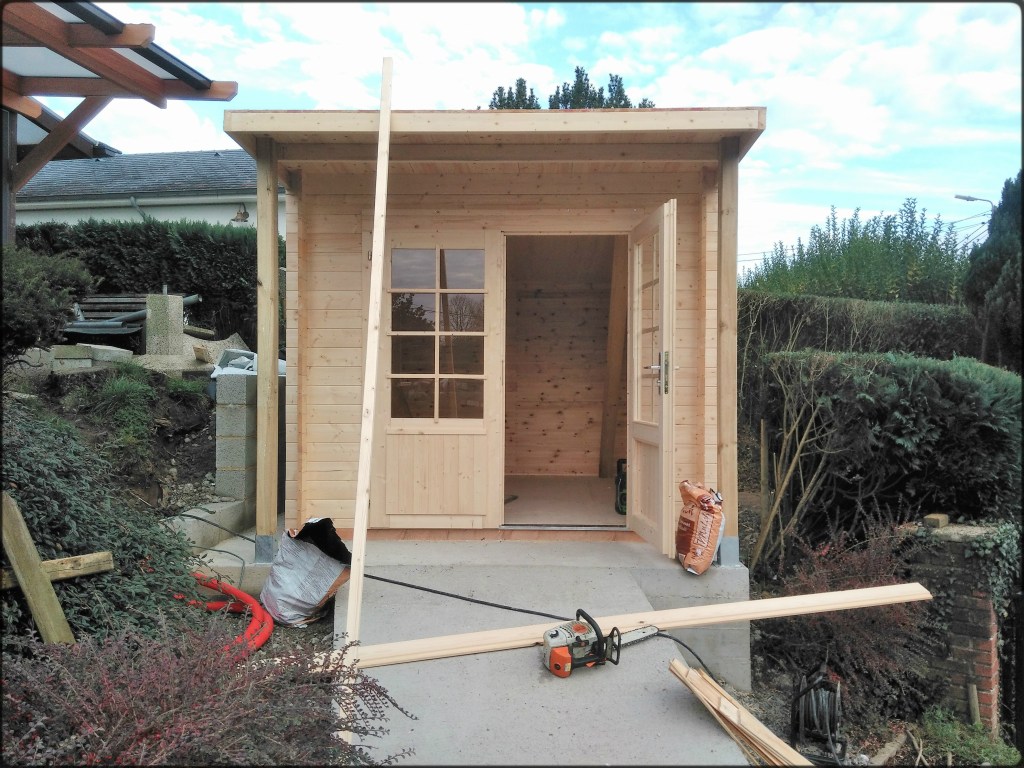Construction d'un abri en bois