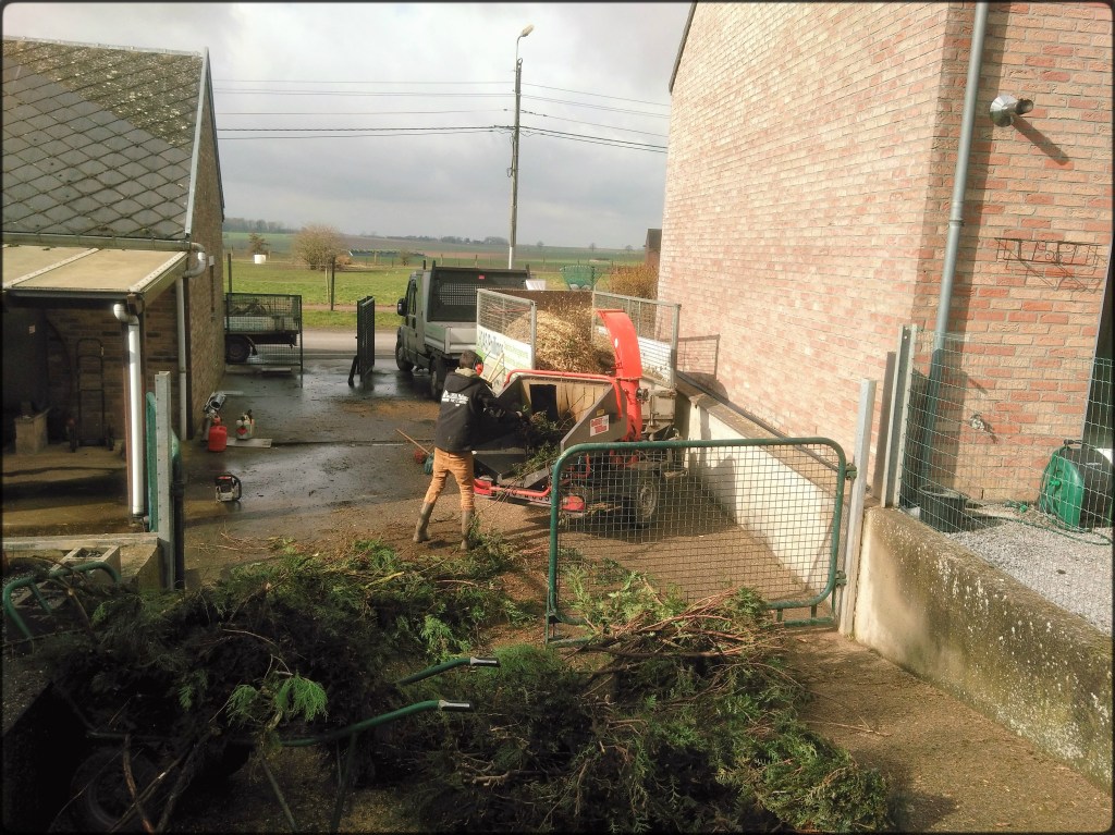 Broyeur de branches en fonctionnement