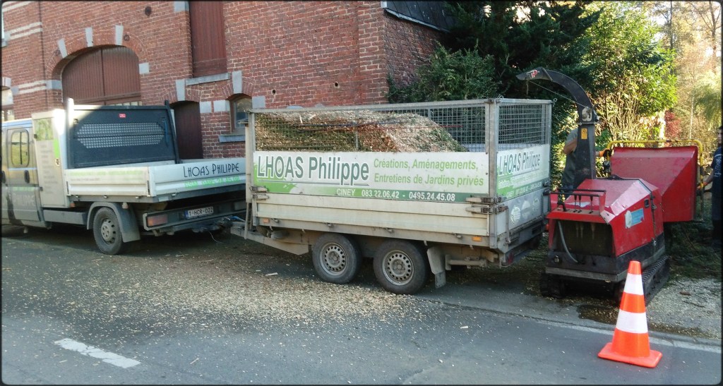 Broyeur de branches en action