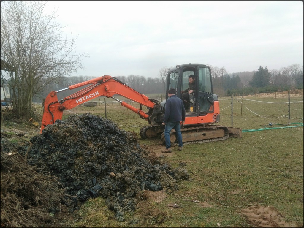 Minipelle qui prépare un terrain