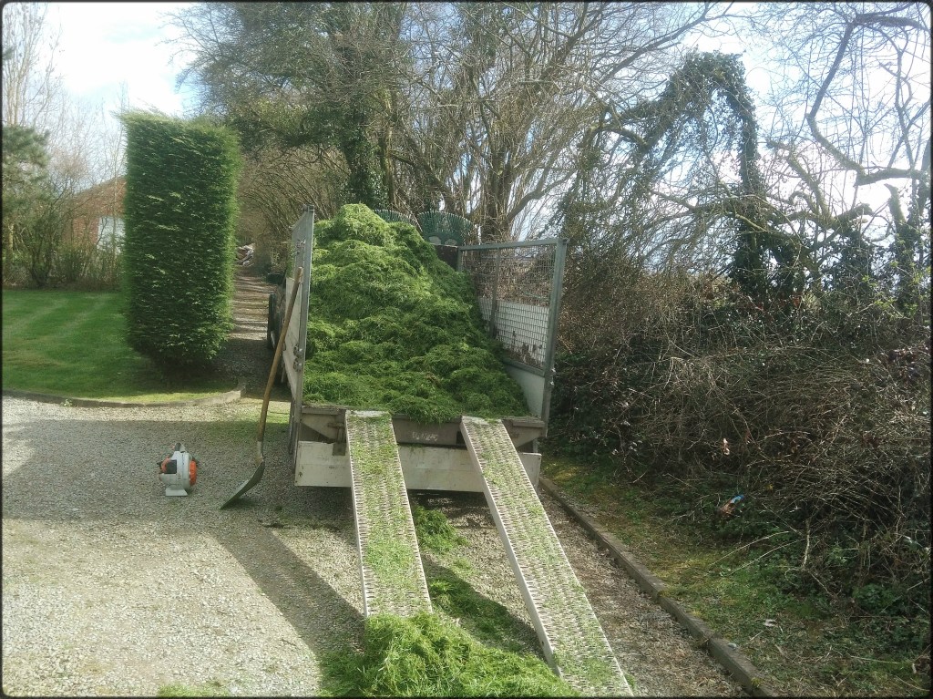 Une remorque remplie de pelouses