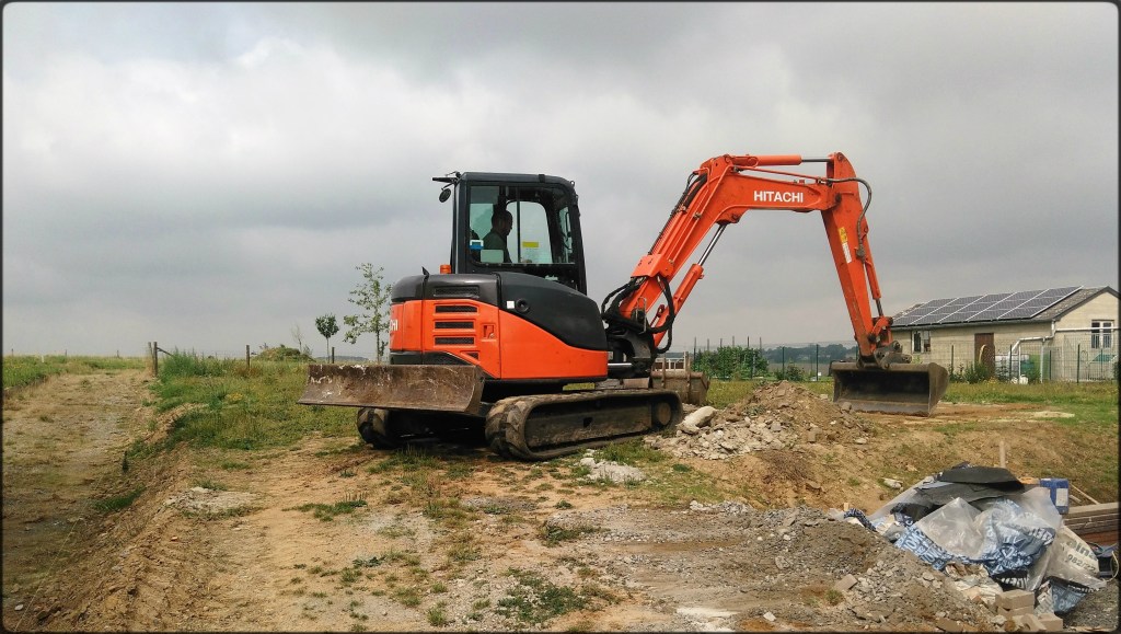 Pelleteuse en action pour le terrassement d'un terrain