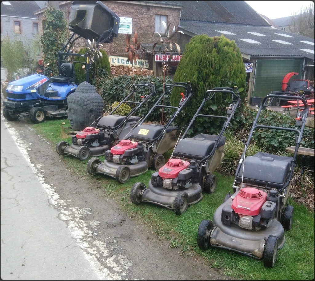 Exposition des machines de tontes de Philippe Lhoas
