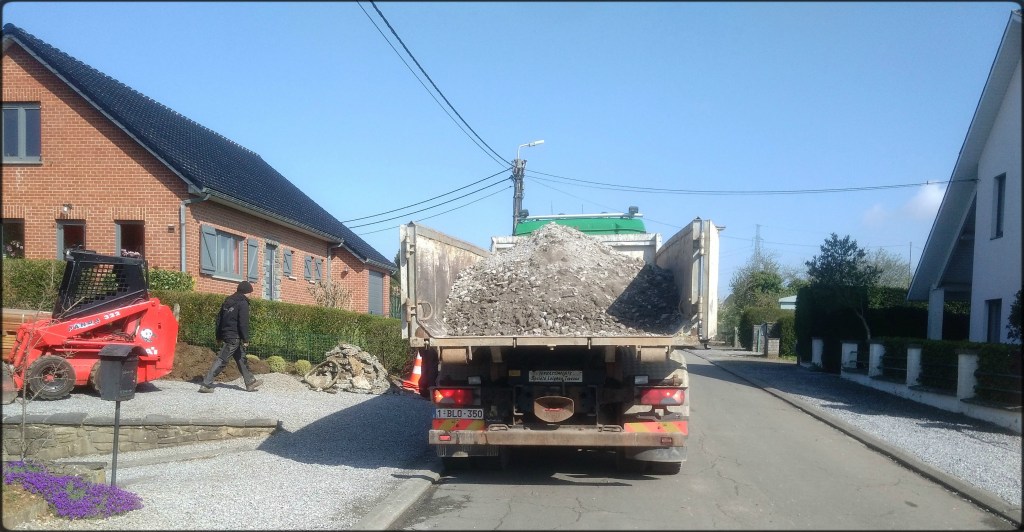 Un camion conteneur rempli de gravas